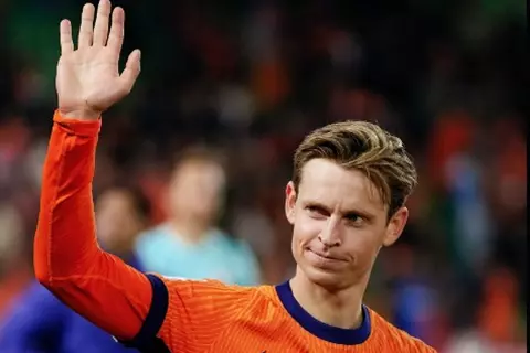  رسميًا.. دي يونج يغادر معسكر هولندا